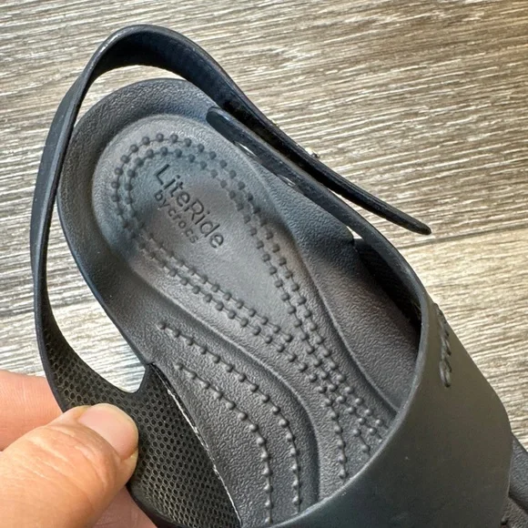 CROCS platform Black Women's Sandals size 8 (j148) - Picture 3 of 9